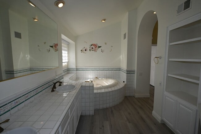 Building Photo - Beautiful Mission Viejo 5 bedroom 2.5 bathroom plus den home