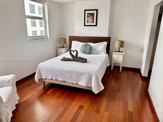 Building Photo - 1200 Brickell Bay Dr