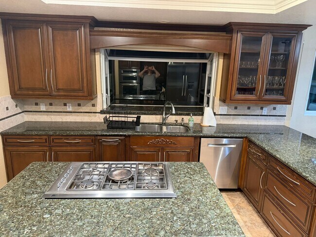Building Photo - Custom Estate