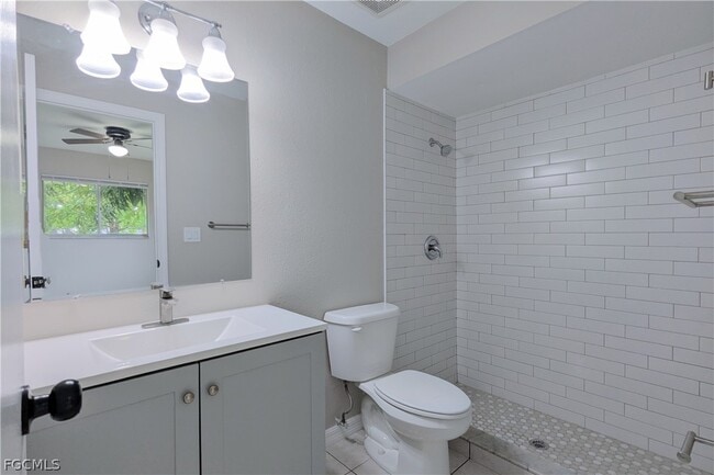 Building Photo - 427 NE Pine Island Ln