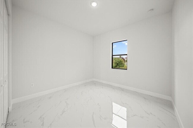 Building Photo - 9 NW 14th Pl