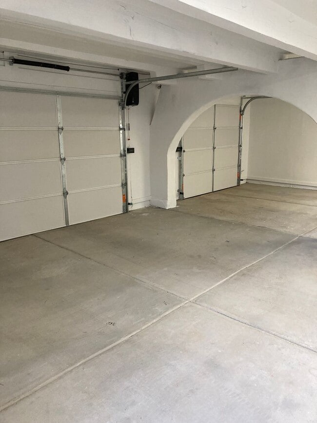 Building Photo - Gorgeous, modern, remodeled, furnished ren...
