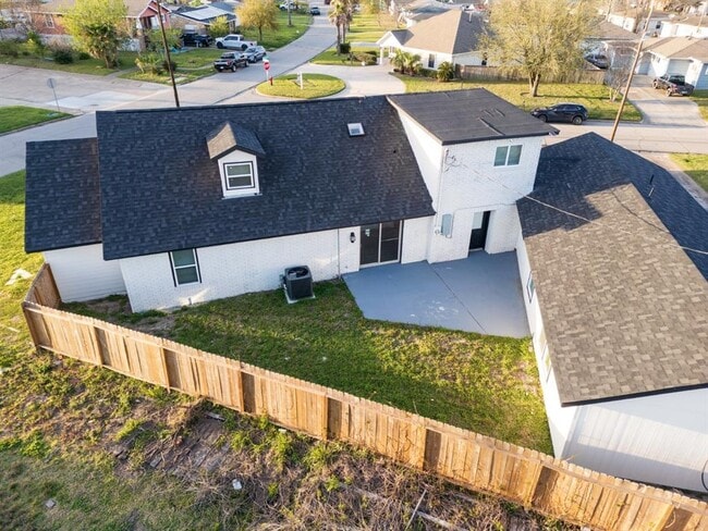 Building Photo - 1402 Bayou Shore Dr