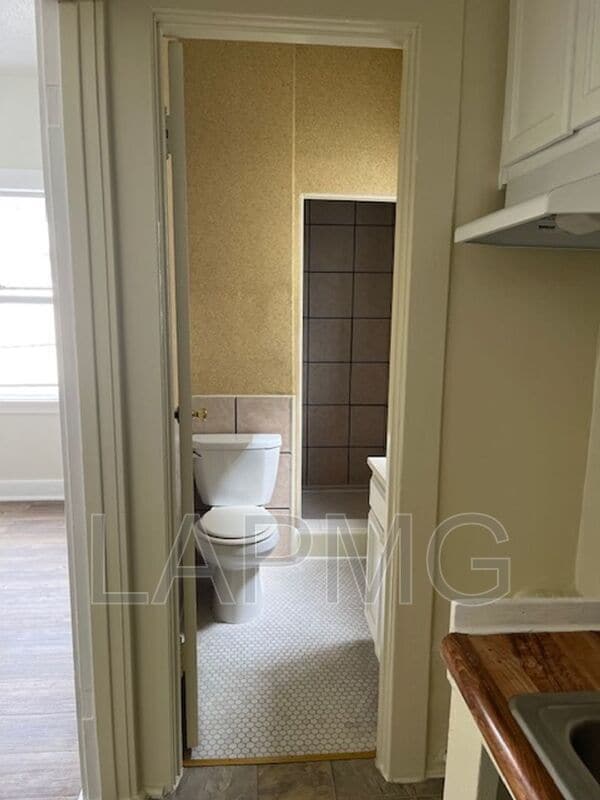 Building Photo - 1614 N Kenmore Ave