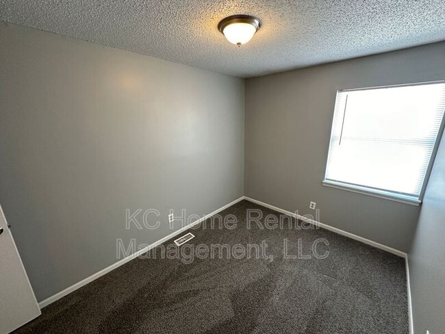 Building Photo - 506 A Skyvue Dr