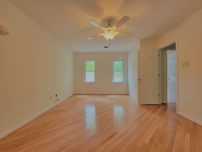 Building Photo - Spacious 3 bedroom 2.5 bath home in South ...
