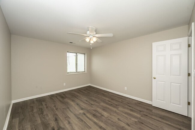Building Photo - Two Bedroom, 2 Bath Creve Coeur Condo