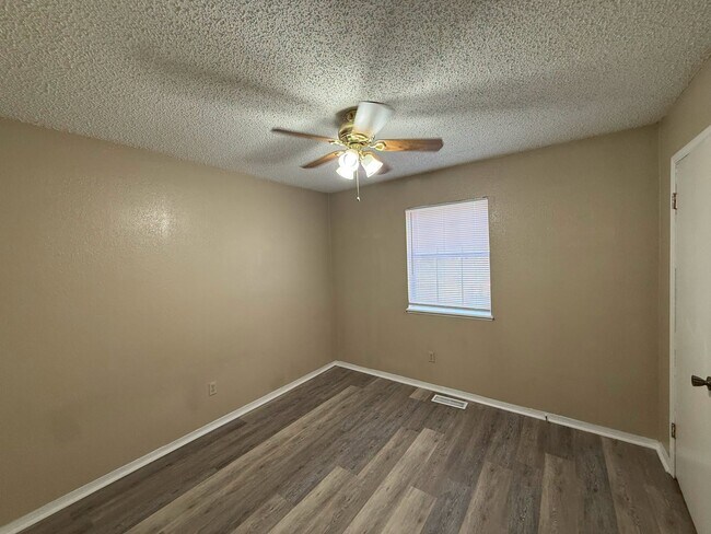 Building Photo - 2200 Hickory Dr SW