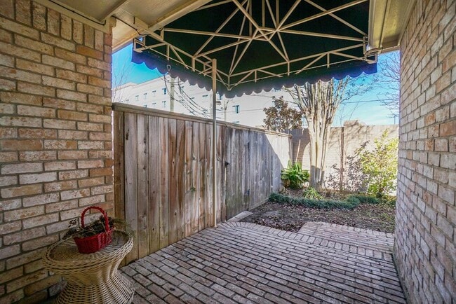Building Photo - 1131 Enclave Square E