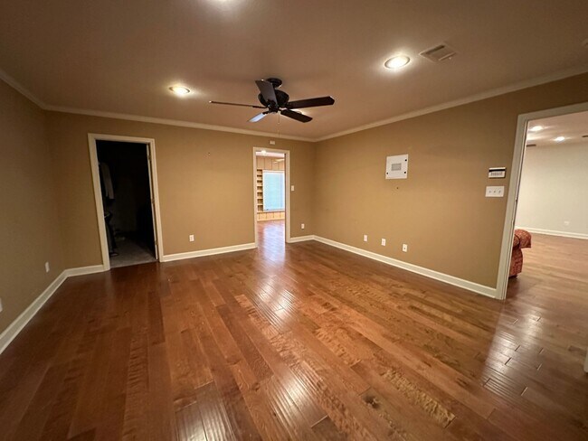 Building Photo - Fully Updated Executive Rental - FREE MONT...