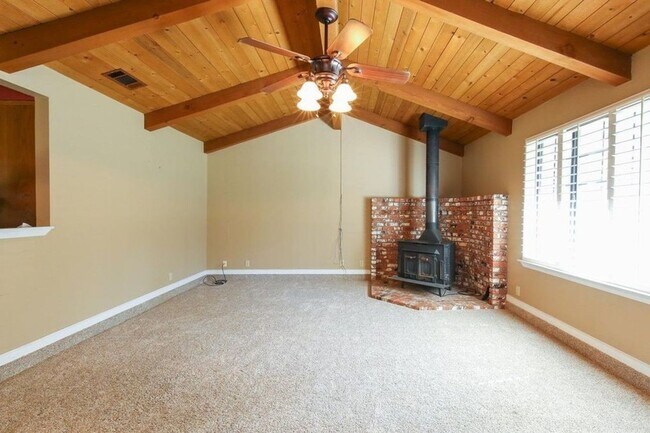 Building Photo - Clovis Ranch style 4 bedroom with Pool on ...