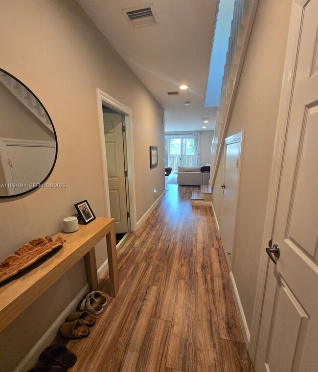 Building Photo - 806 SE 14th St