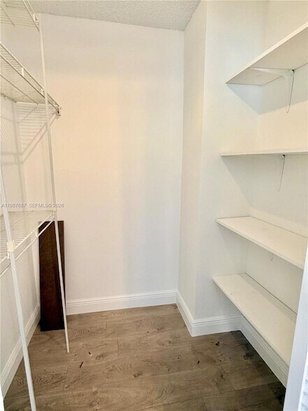 Building Photo - 281 W Park Dr