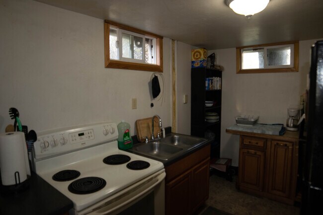 Building Photo - 414 S 12th Ave