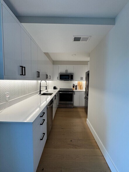 Building Photo - 919 12th St NE