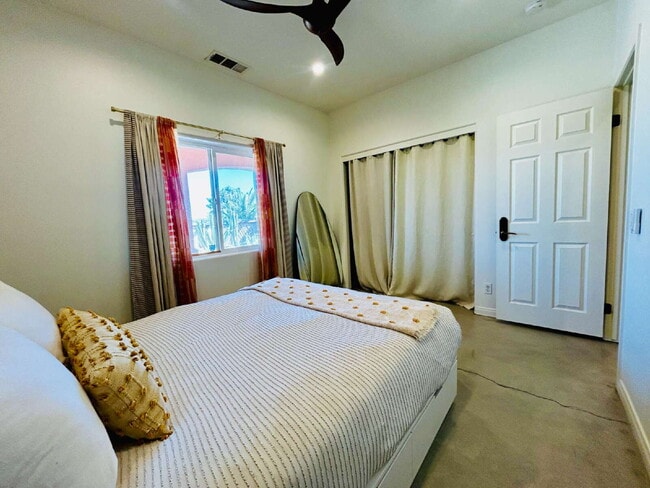 Building Photo - Gorgeous, renovated home on 2 acres in quiet neighborhood.