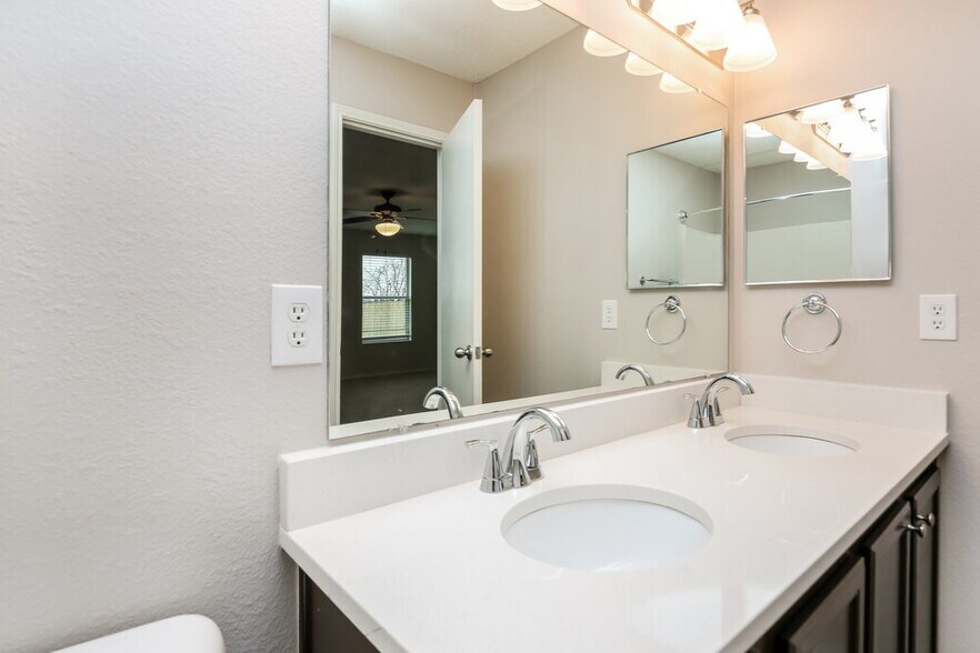 Building Photo - 565 Keble Dr