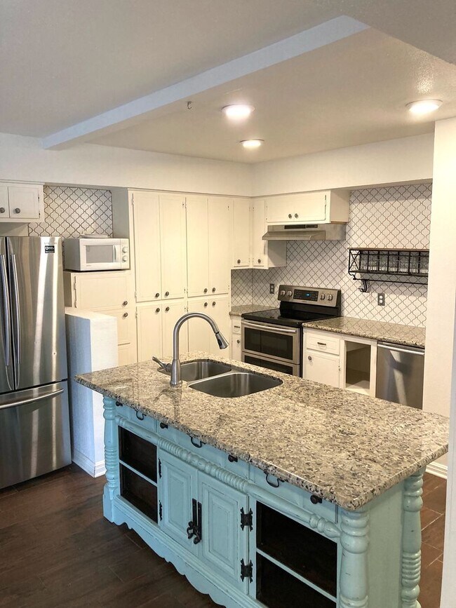 Building Photo - Maintenance free living in this updated condo