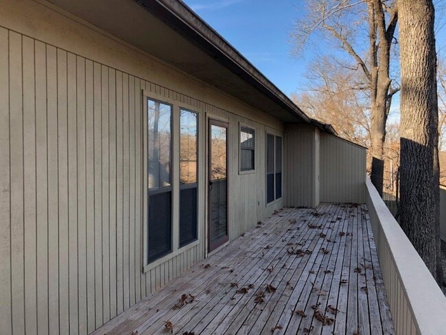 Building Photo - 2208 Oakwood Ave