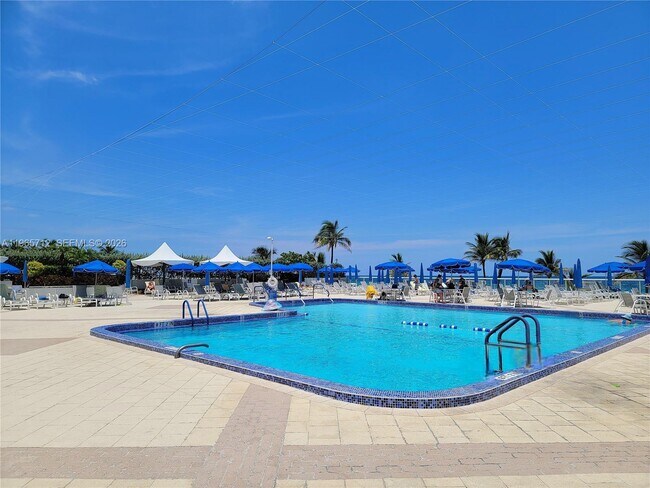 Building Photo - 2030 S Ocean Dr