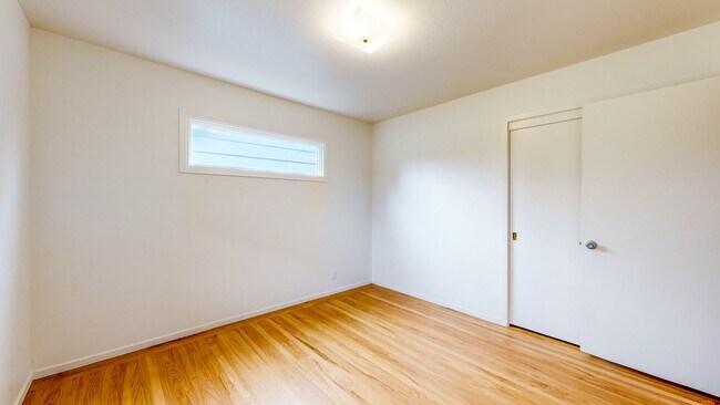 Building Photo - Beautiful Light & Bright Single Level 3 Be...