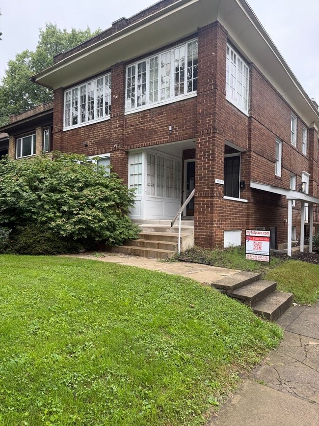 Building Photo - 2089 Summit St