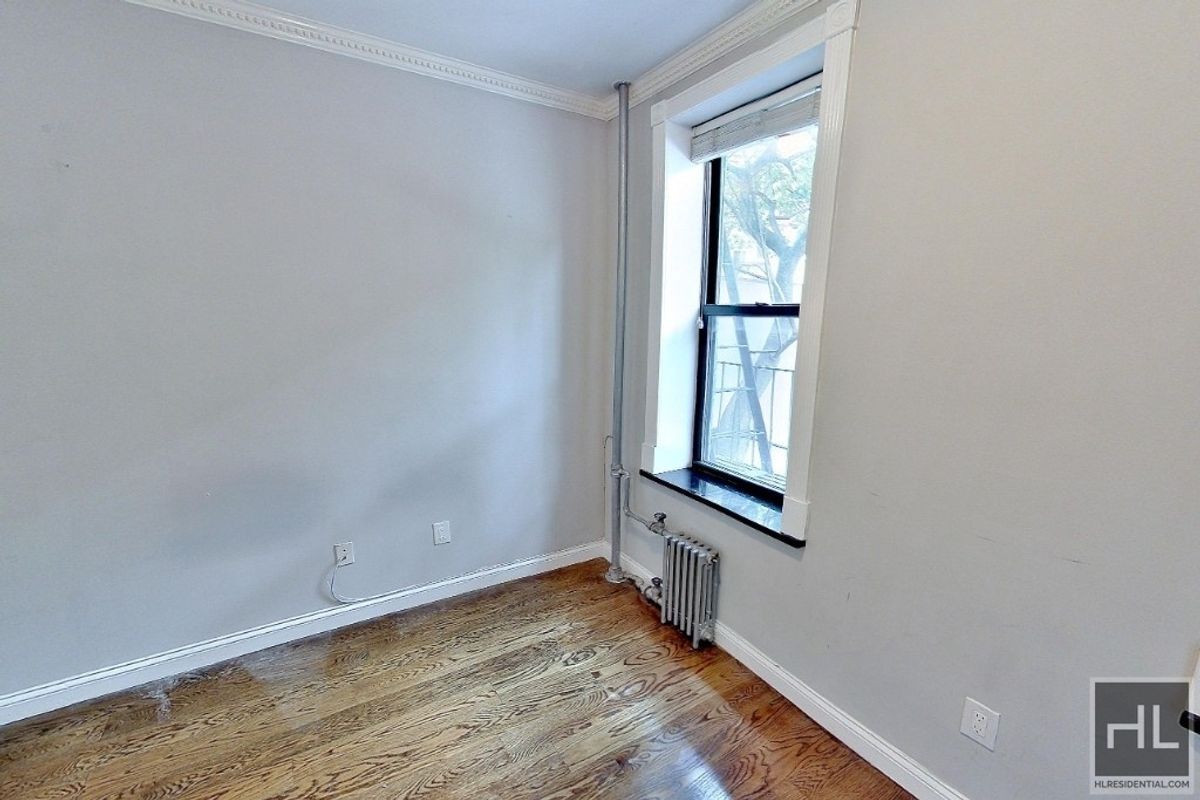 Building Photo - E 5TH ST.