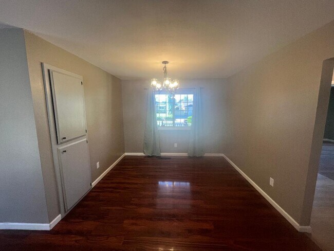 Building Photo - 3421 Serpentine Dr