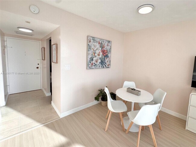 Building Photo - 2899 Collins Ave