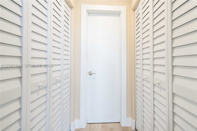 Building Photo - 6960 Rue Vendome