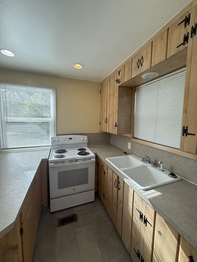 Building Photo - Discover Urban Living at Its Best: Spacious 2-Bedroom Retreat in the Heart of Portland!