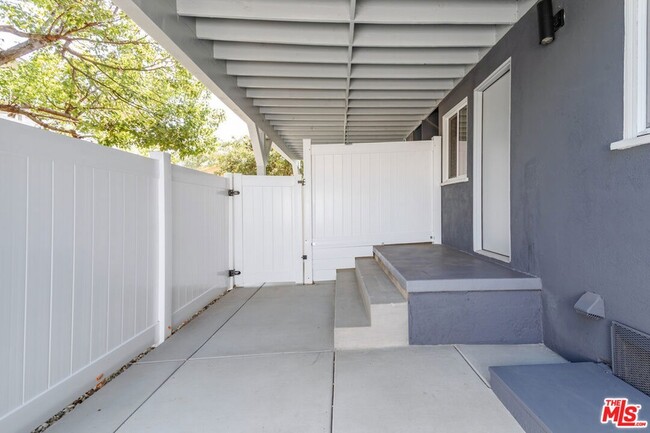 Building Photo - 1818 W Glenoaks Blvd