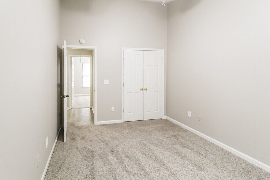 Building Photo - 401 Kendall Ln