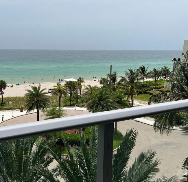 Building Photo - Seasonal Rental – Stunning Corner 1Bed/1Bath Unit with Breathtaking Ocean and Beach Views