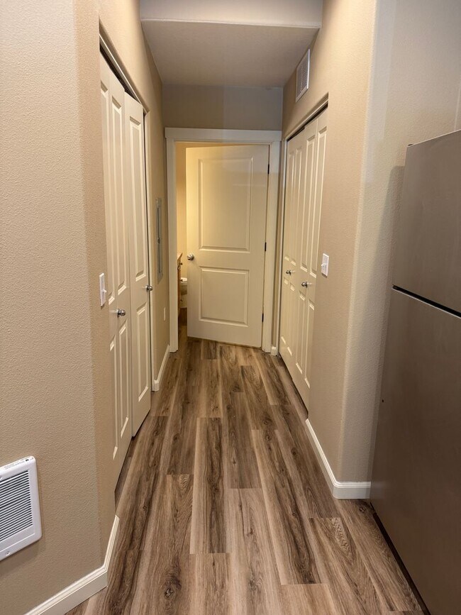 Building Photo - Beautiful 1br Condo in Sherwood. End unit ...