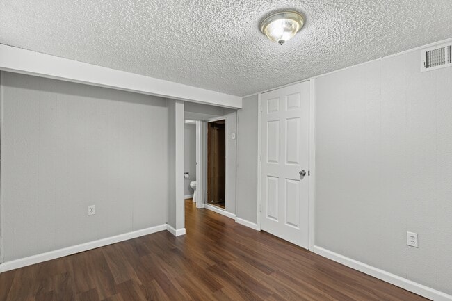 Building Photo - 1120 Gahan Dr