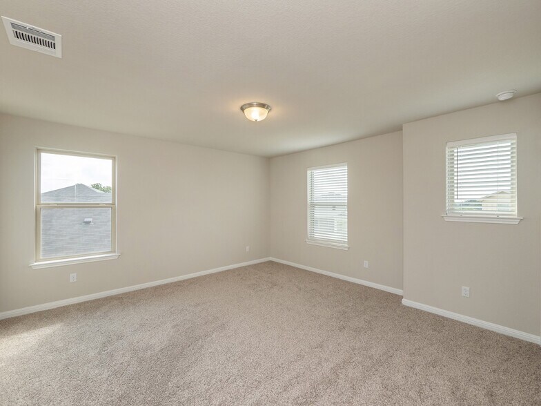 Building Photo - 120 Serpens St