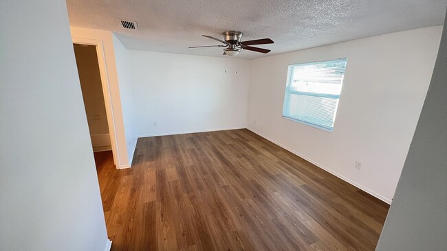 Building Photo - Newly renovated 3 bedroom, 2 bathroom, 2 c...