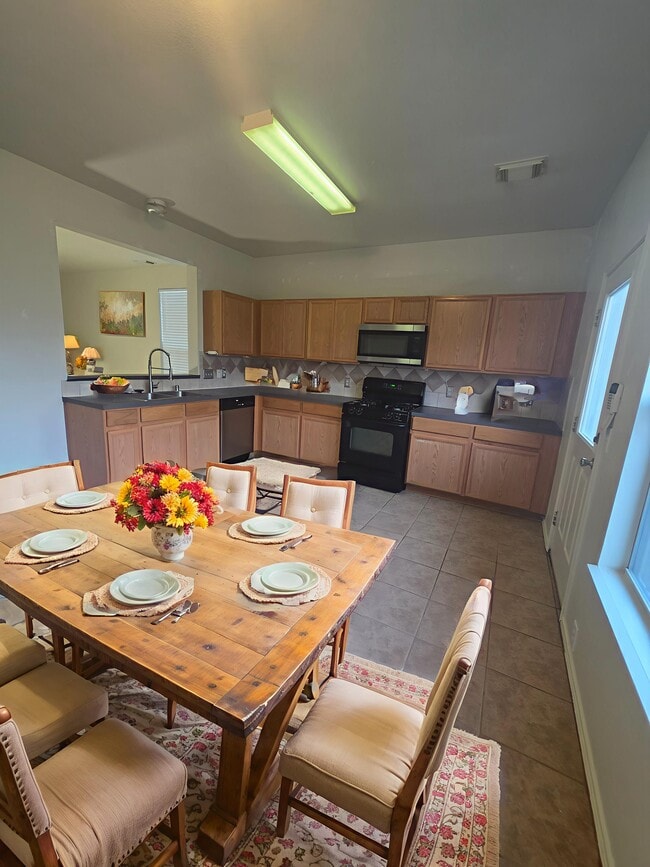Building Photo - 9714 Coyote Creek Dr