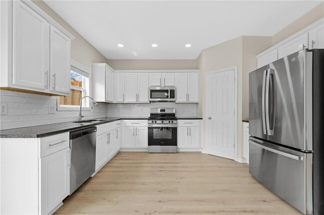 Building Photo - 318 Knelston Oak Dr NE