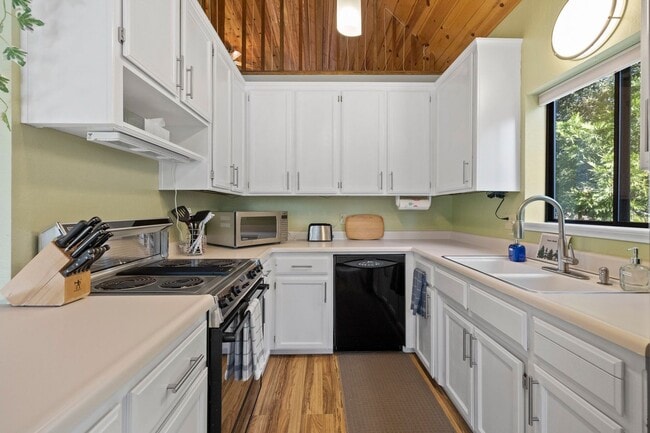 Building Photo - Fully Furnished 3 Bedroom Retreat in the P...