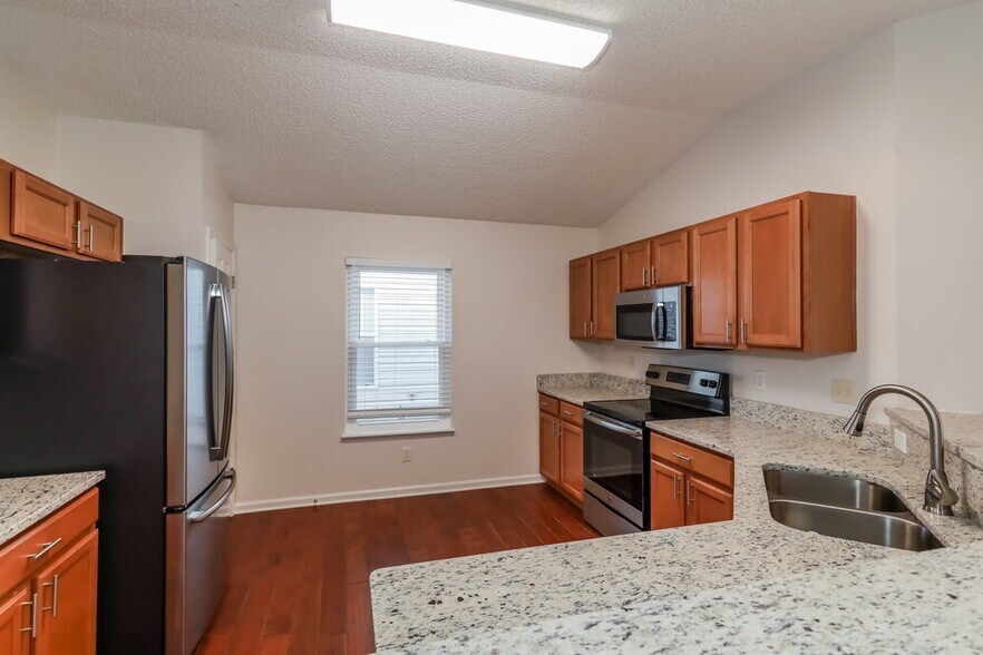 Building Photo - 14444 Woodfield Cir N