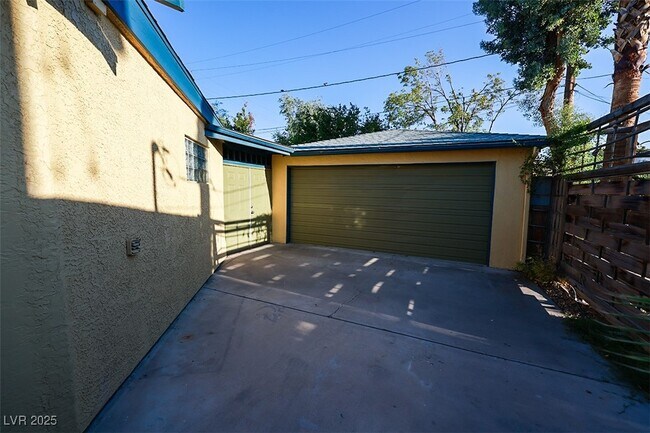 Building Photo - 706 Bracken Ave