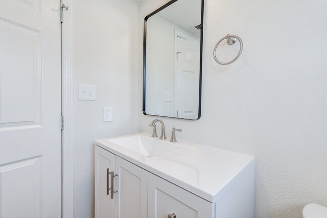 Building Photo - Charming & Private Fully Remodeled Studio Backhouse!