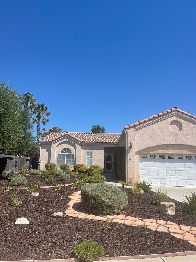 Building Photo - Spacious 3 Bedroom, 2-bathroom Beautiful H...