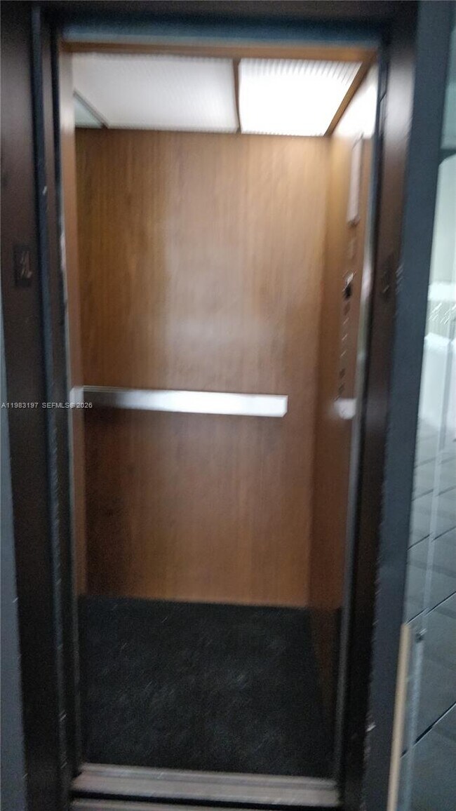 Building Photo - 1975 NE 135th St