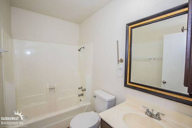 Building Photo - Renovated 2Bdm 1Ba Upstairs Apartment in C...