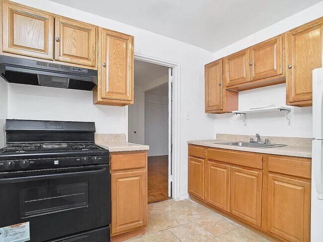 Building Photo - 310 Lenox Rd