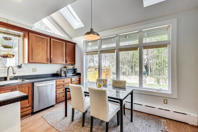 Building Photo - Palisades, NW Washington, DC - Beautiful 4...