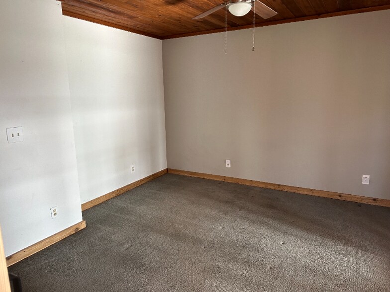 Building Photo - 5963 W Chadwick Rd